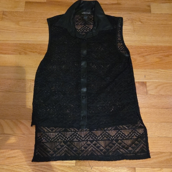 Wet Seal Black Sleeveless Asymmetrical Button Down Top - Picture 1 of 7